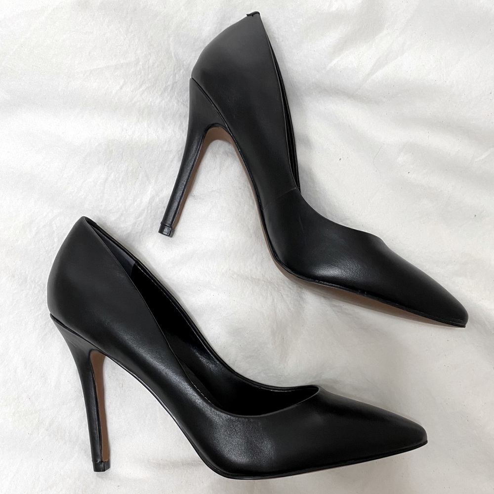 NEVER WORN Charles David classic black heel sz. 6